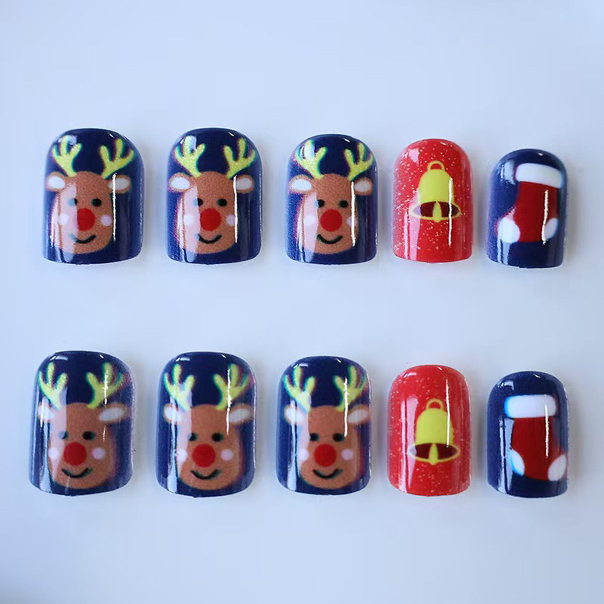 Festliche Kunstnägel mit Weihnachtsdesign Brehn