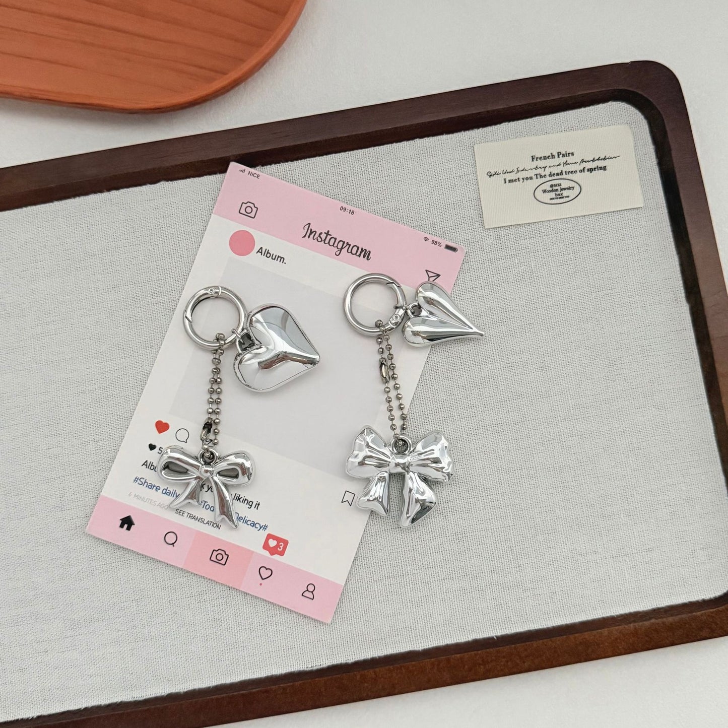 Herzförmiger Charm-Schlüsselanhänger mit Schleife Brehn