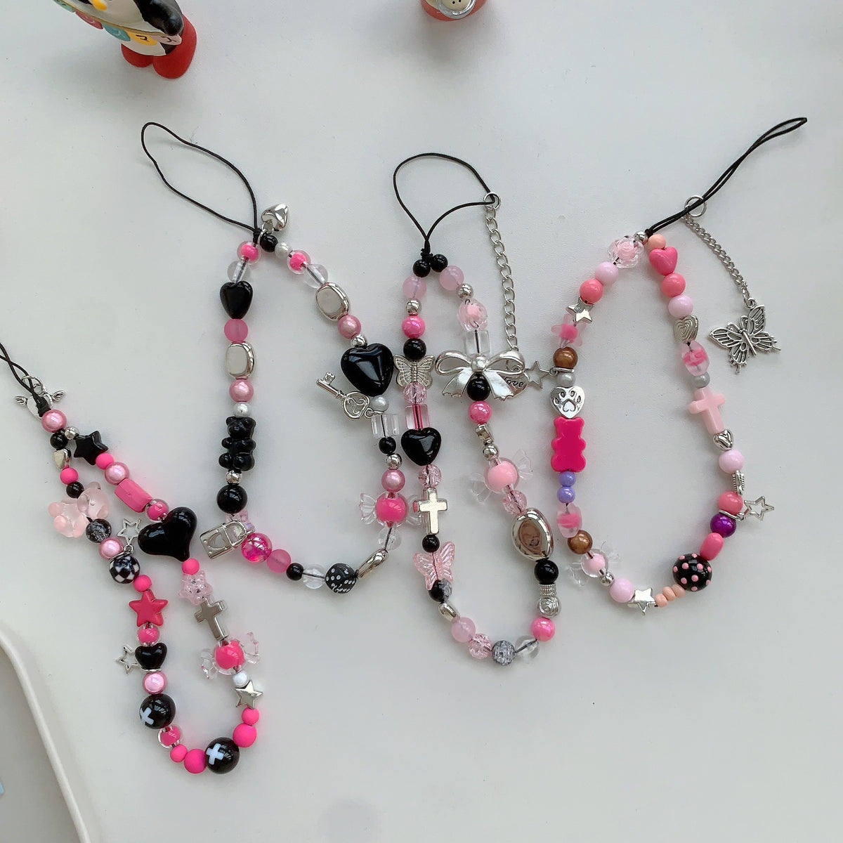 Farbenfrohes Perlen Charm Armband Brehn