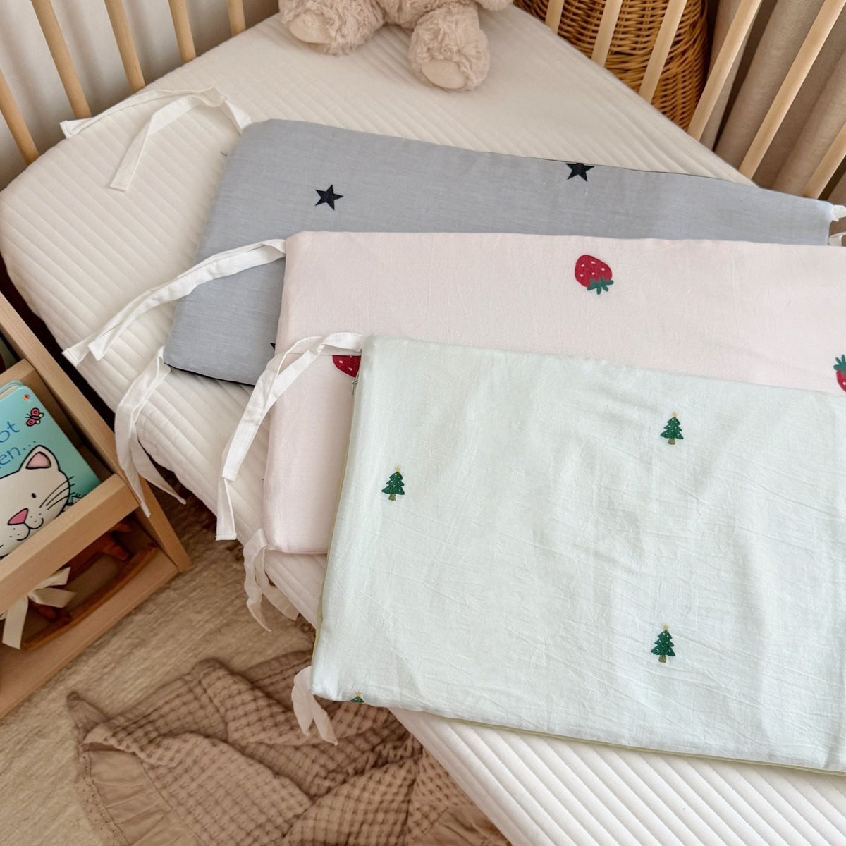 Babyausstattung Bettwäscheset mit Erdbeerstickerei und Nestchen