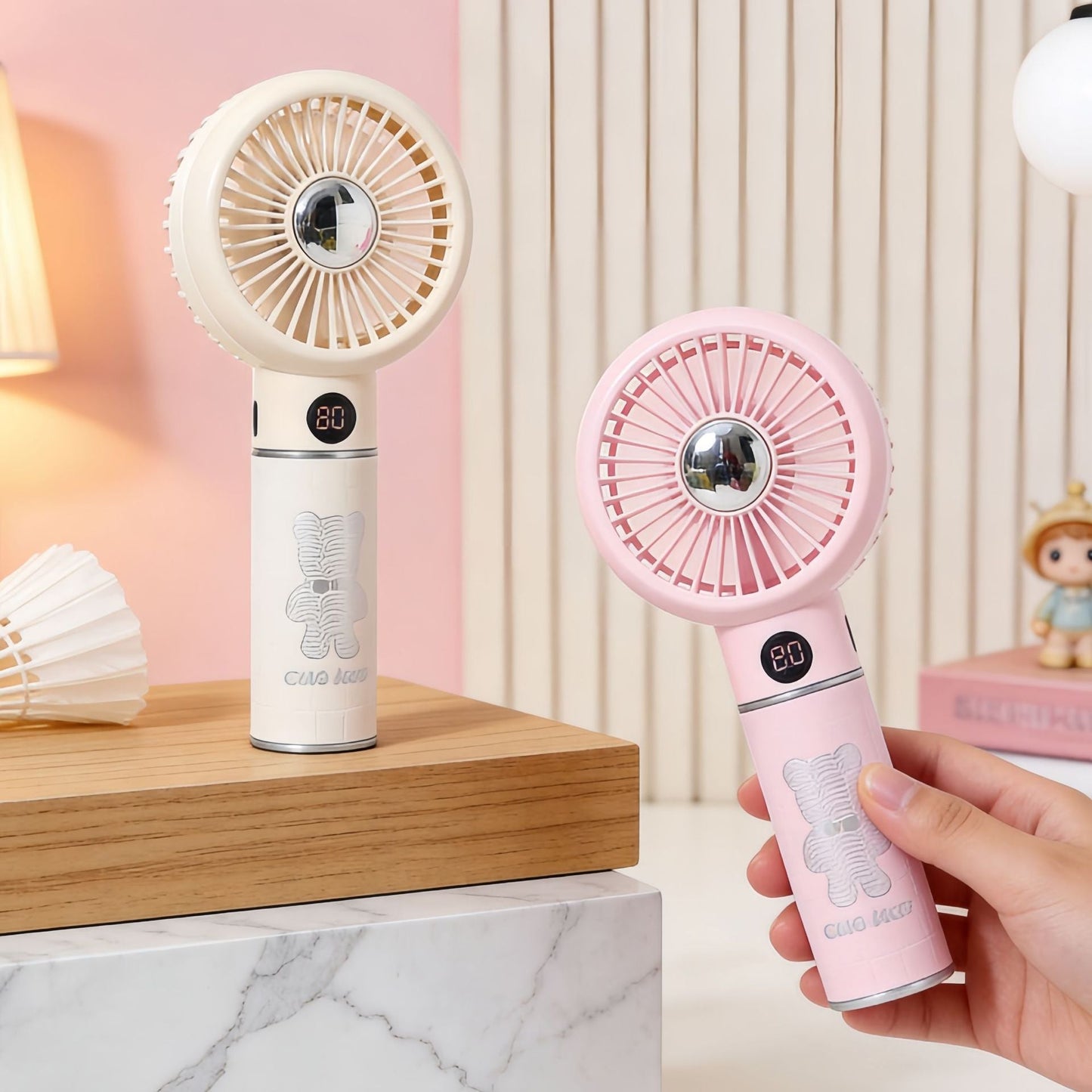 Damen tragbarer Mini-Handventilator mit digitaler Temperaturanzeige und süßem Bären-Design Brehn