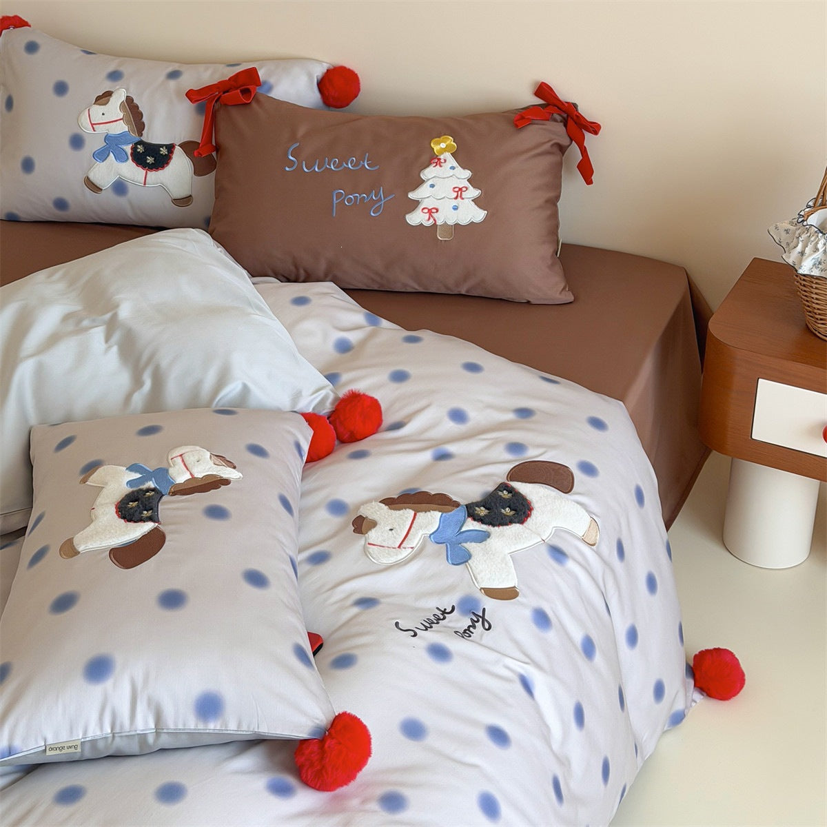Bettwäsche‑Garnitur aus Baumwollsatin mit zarten Streifen und gesticktem Kirschenmotiv
