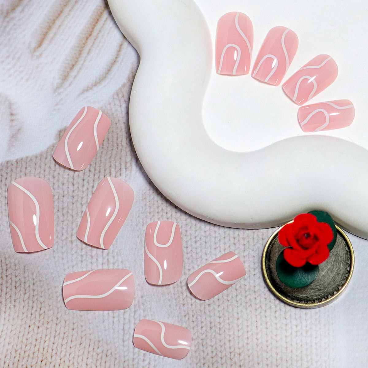 Elegantes Press-On-Nageldesign mit kunstvollem weißen Wirbel Brehn