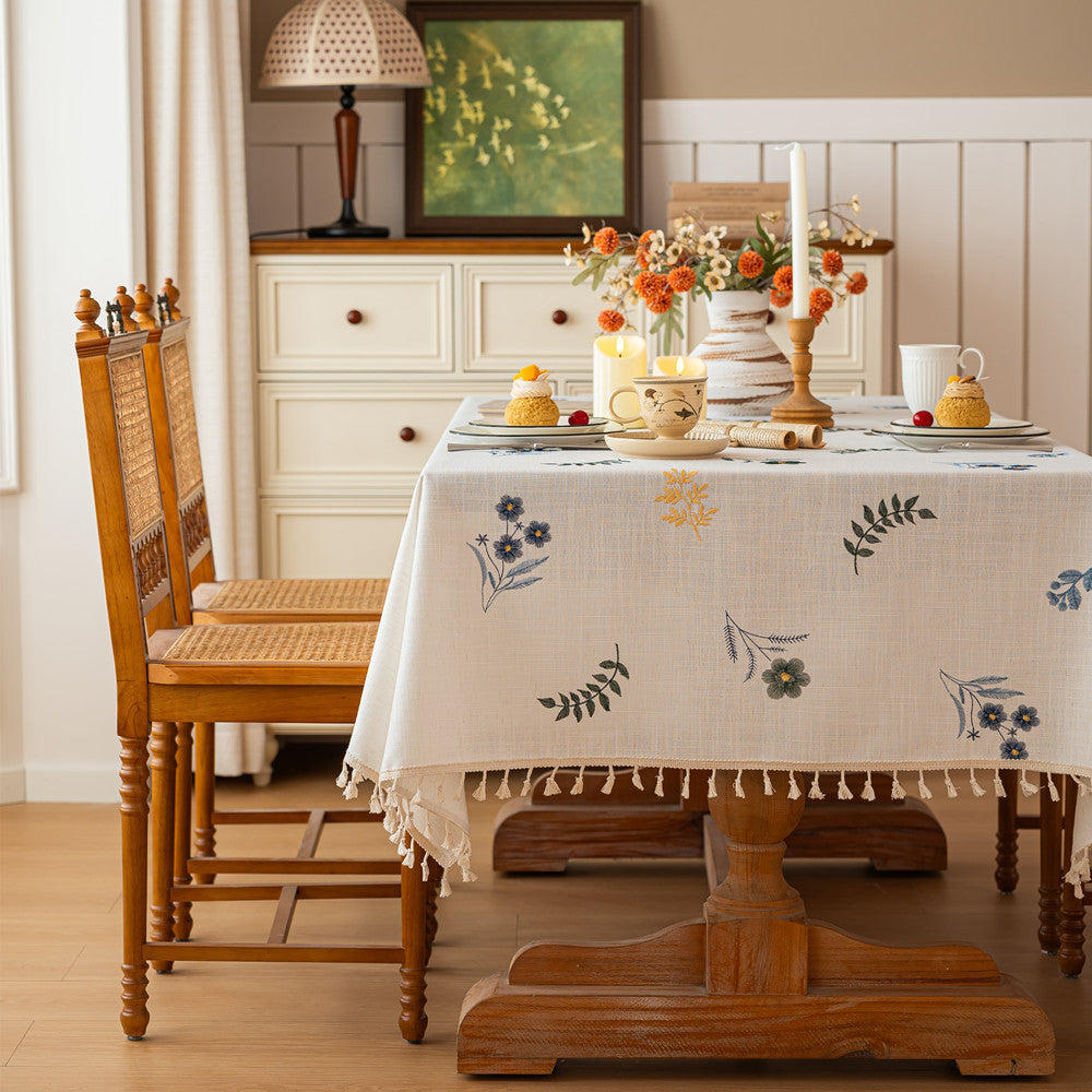 Elegante bestickte Tischdecke