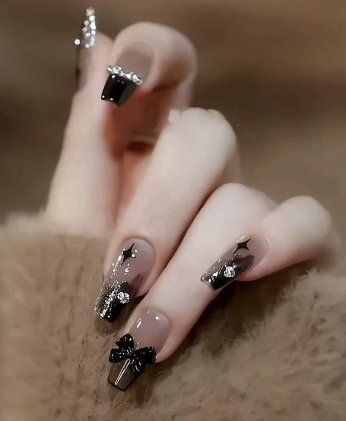 Elegantes Nageldesign mit Perlenverzierung Brehn