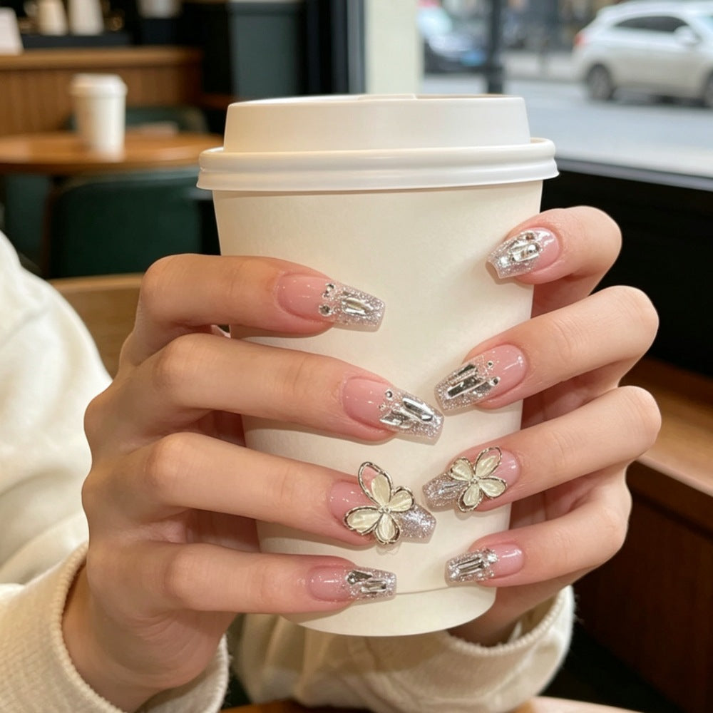 Glamouröser Press-On Nagel Set mit floralem und Glitzerakzenten Brehn