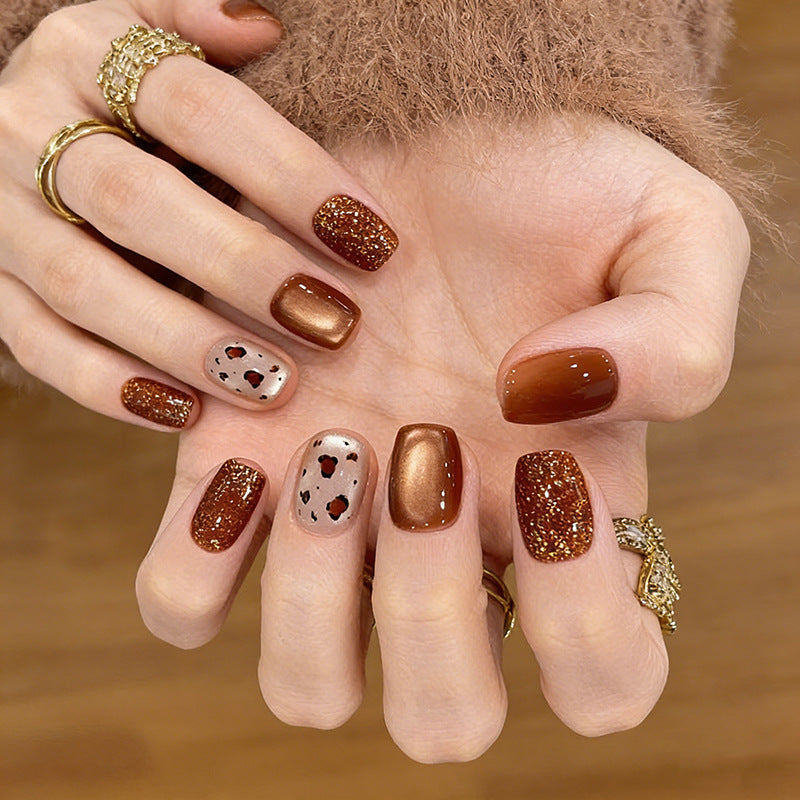 Künstlerisches Press-On-Nagelset mit glitzerndem und gepunktetem Finish Brehn