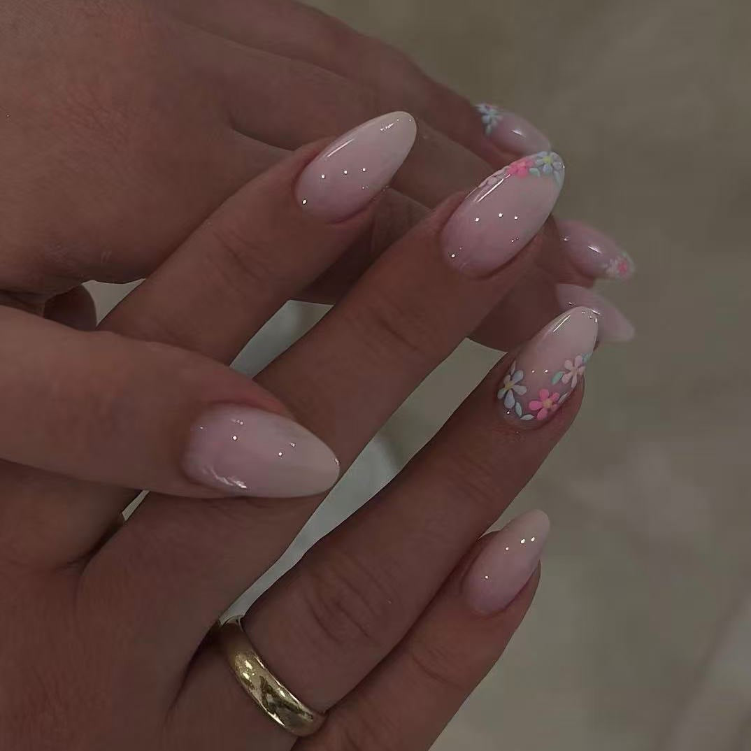Kunstnagelset mit zarten Blumenmuster und Glanz Brehn