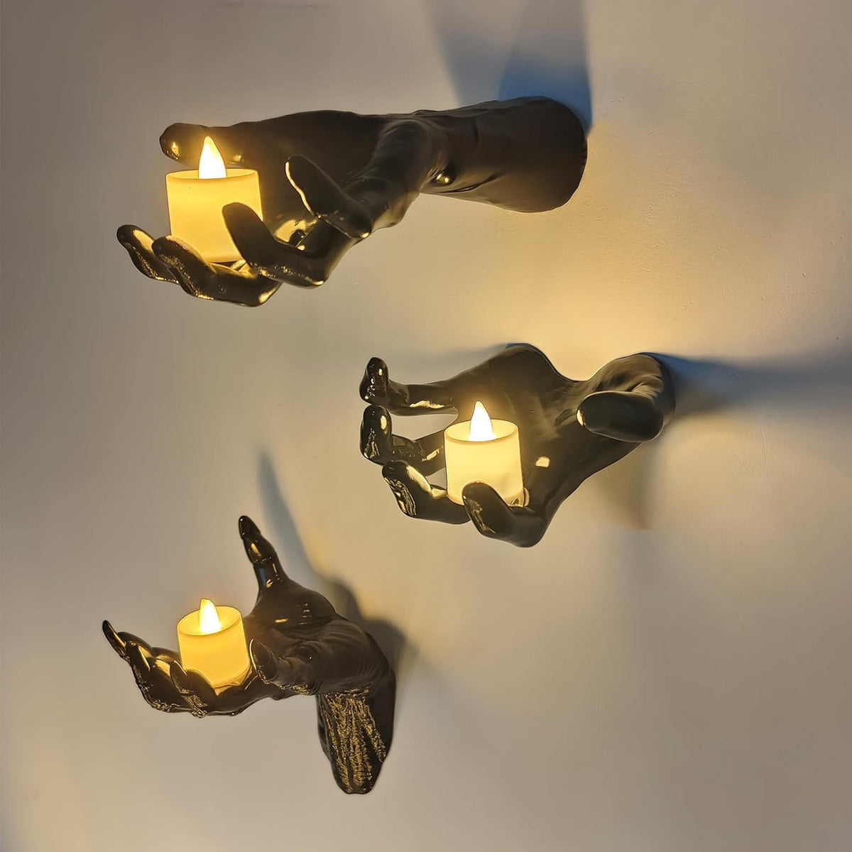 Wandkerzenhalter in realistisch geformter Hand aus Resin