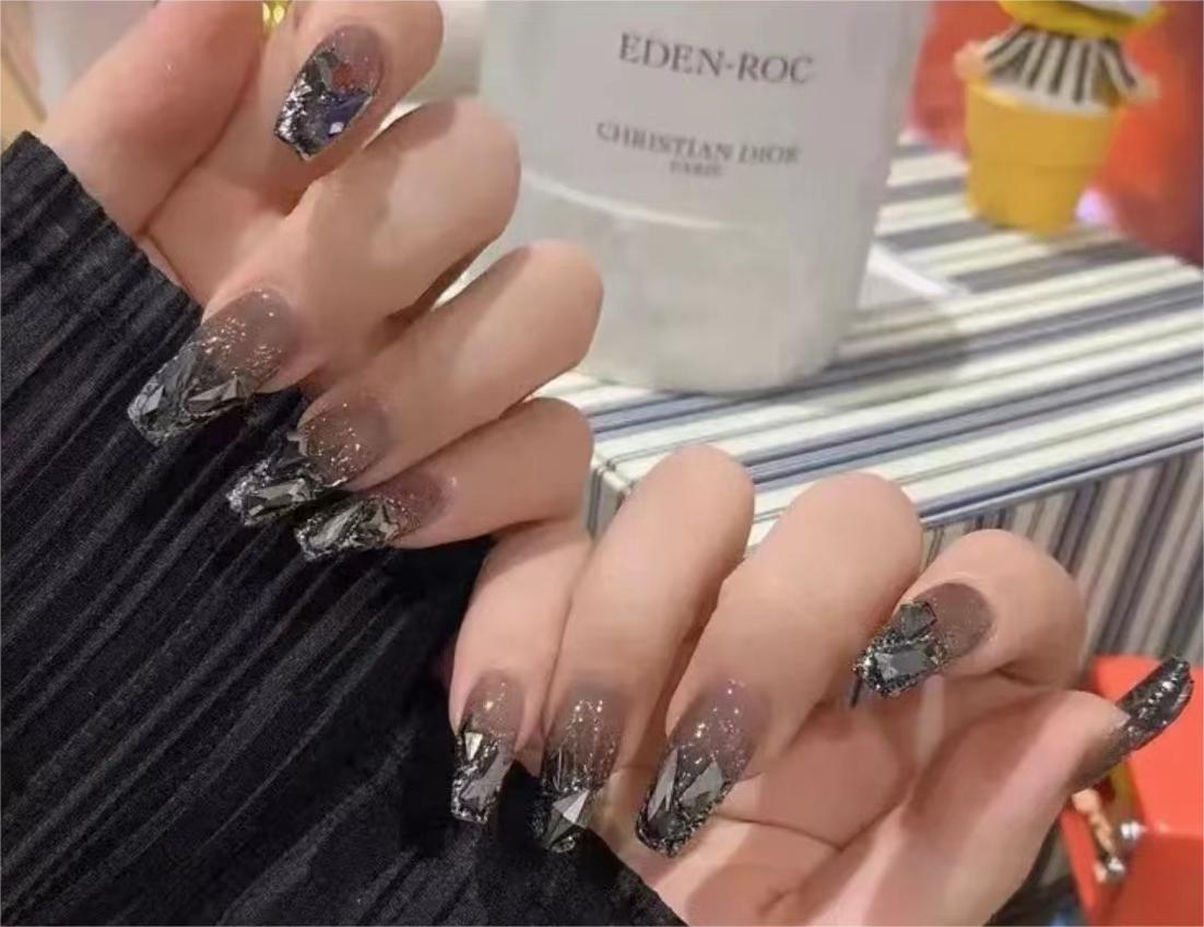 Elegante Nail Art mit Glitzer und Strass Brehn