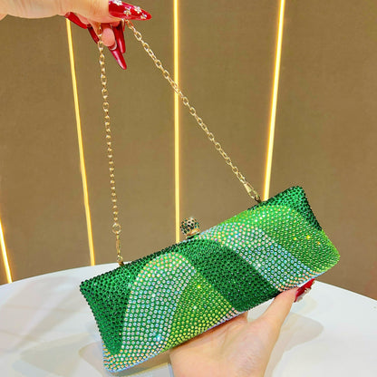 Glamouröse mit Strass besetzte Clutch
