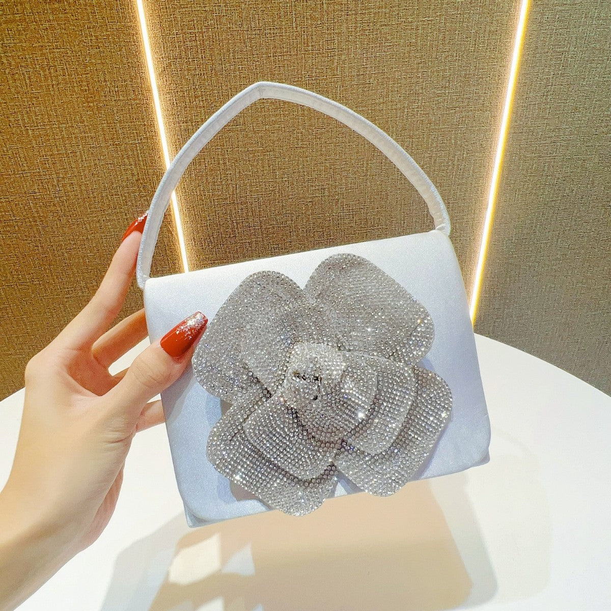 Blumengesteckte Abendtasche mit Strassverzierung