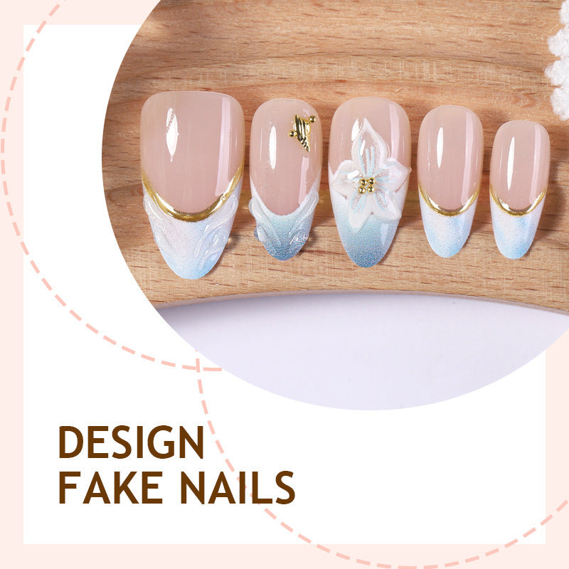 Kreatives Nagelset mit eleganten Goldverzierungen Brehn
