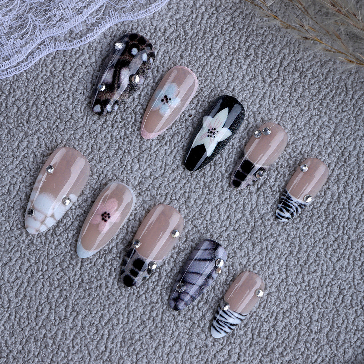 Kunstnägel mit Eleganten Designs und Schmuckelementen Brehn