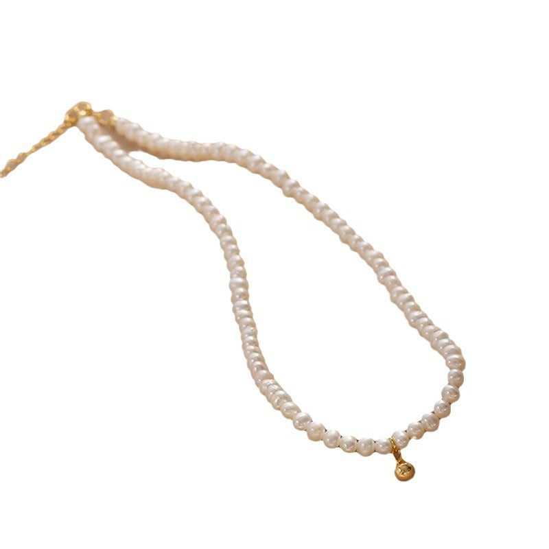 Zarte Perlenhalskette mit Eleganter Goldakzent Brehn