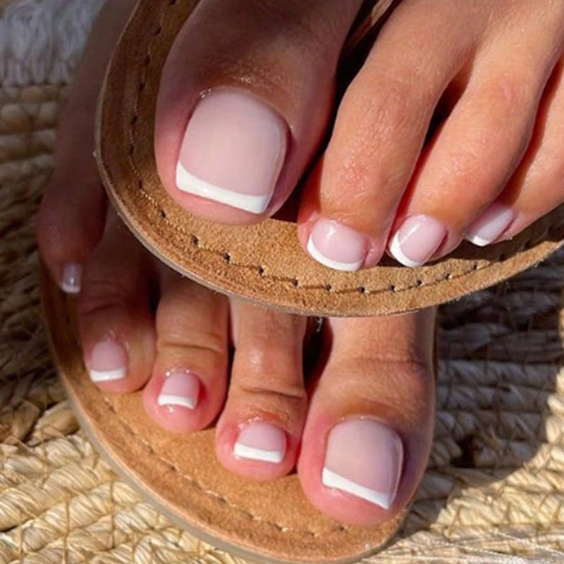Kunstnagelset mit eleganter French Maniküre Brehn