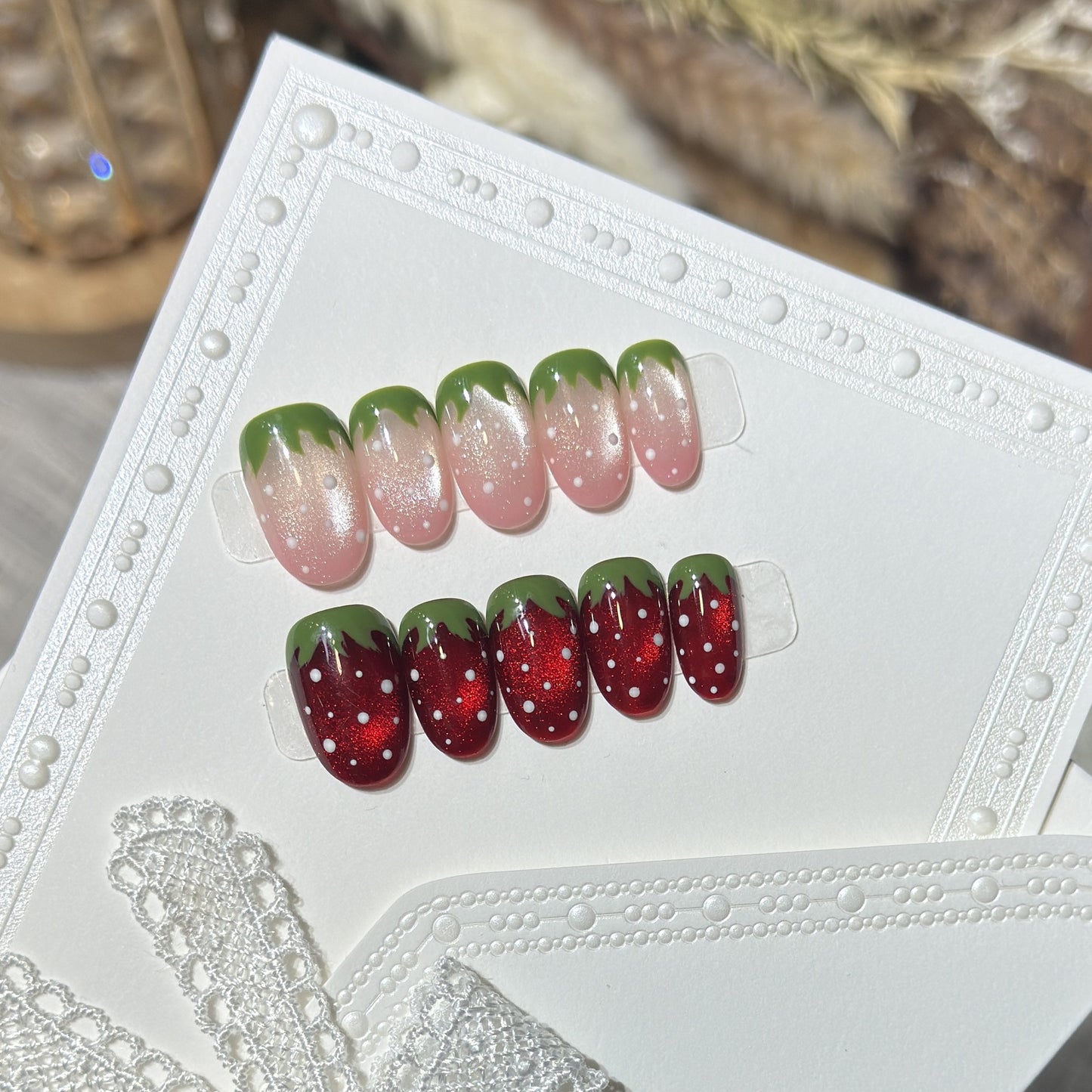 Künstlerisches Erdbeerdesign Press-On Nagelset Brehn