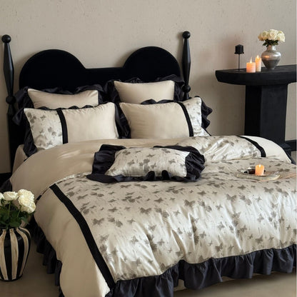 Luxuriöses Satin-Bettwäsche-Set mit Rüschen und dezentem Blumenmuster