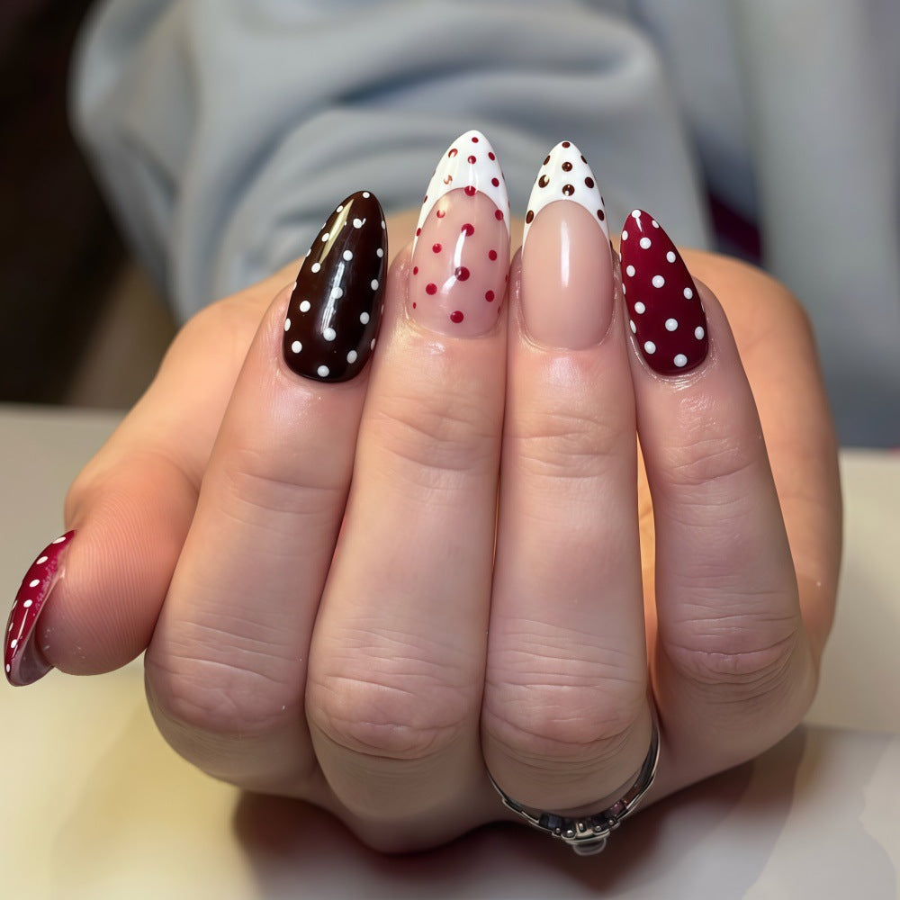 Kreative Kunstnägel im modernen Polka-Dot-Design Brehn