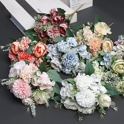 Luxuriöser Faux-Blumenstrauß