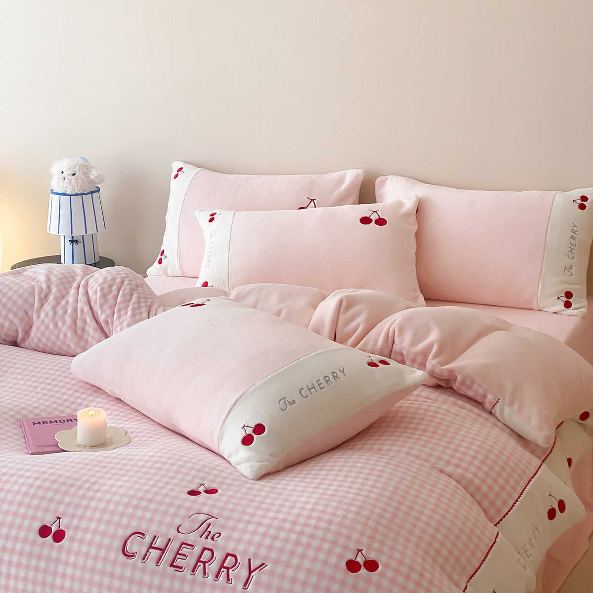 Bettwäsche-Garnitur mit Gingham-Karo und Kirsche-Stickerei