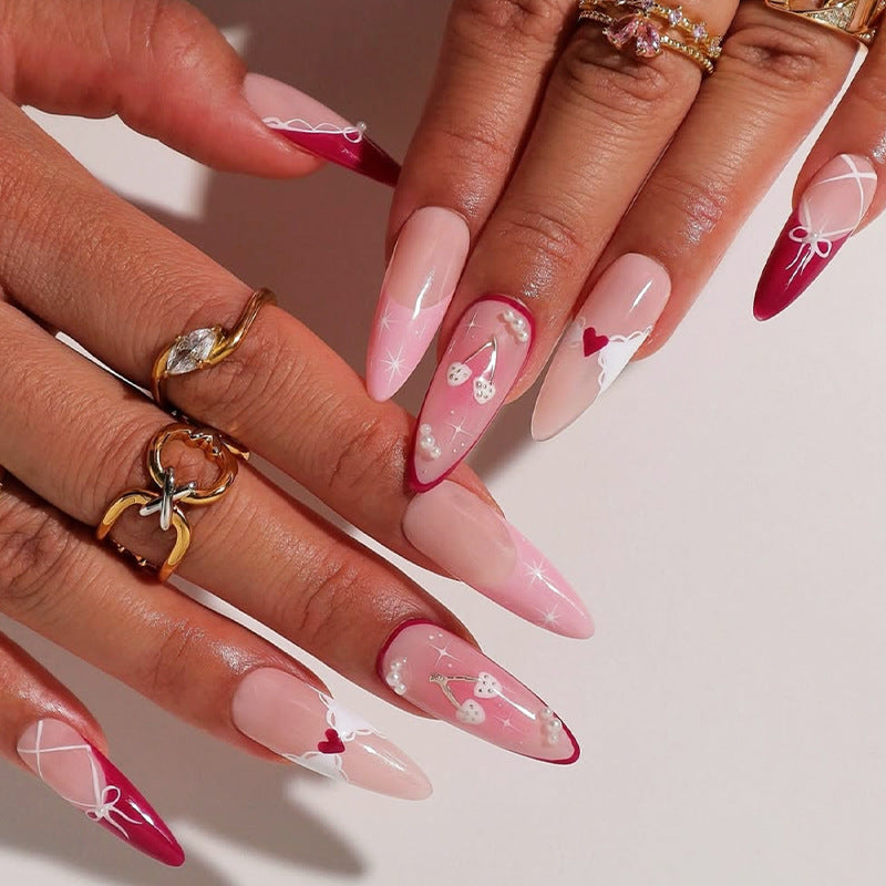 Dekorative Press-On Nagelset mit Herz- und Banddesigns Brehn