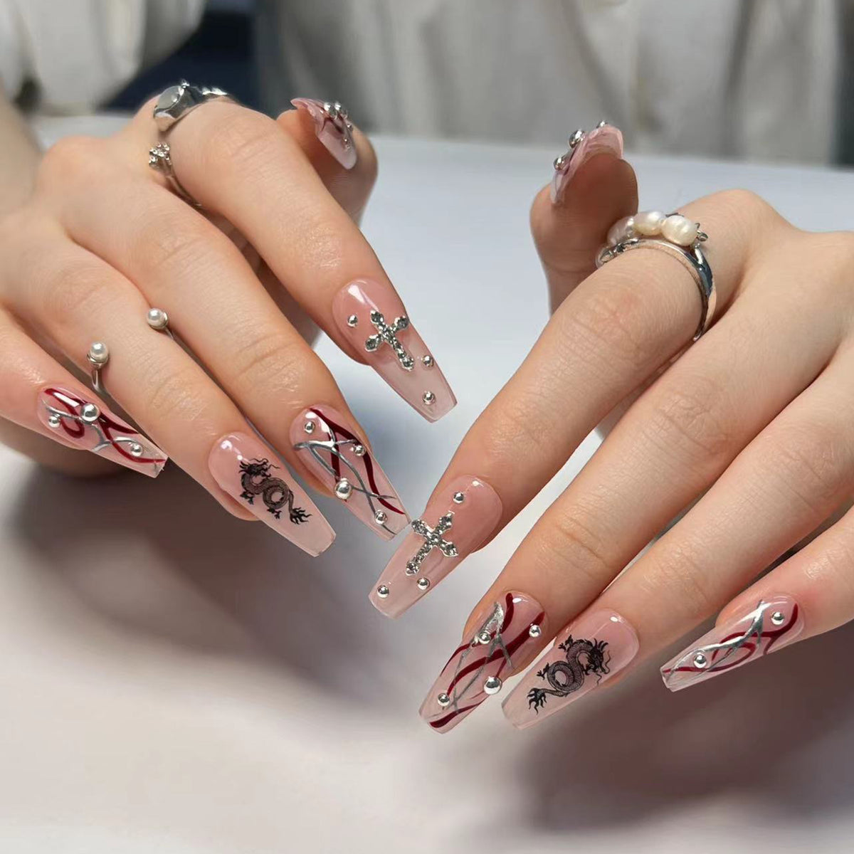 Kunstvolle Künstliche Nagelverlängerungen mit Glitzer- und Blumenakzenten Brehn