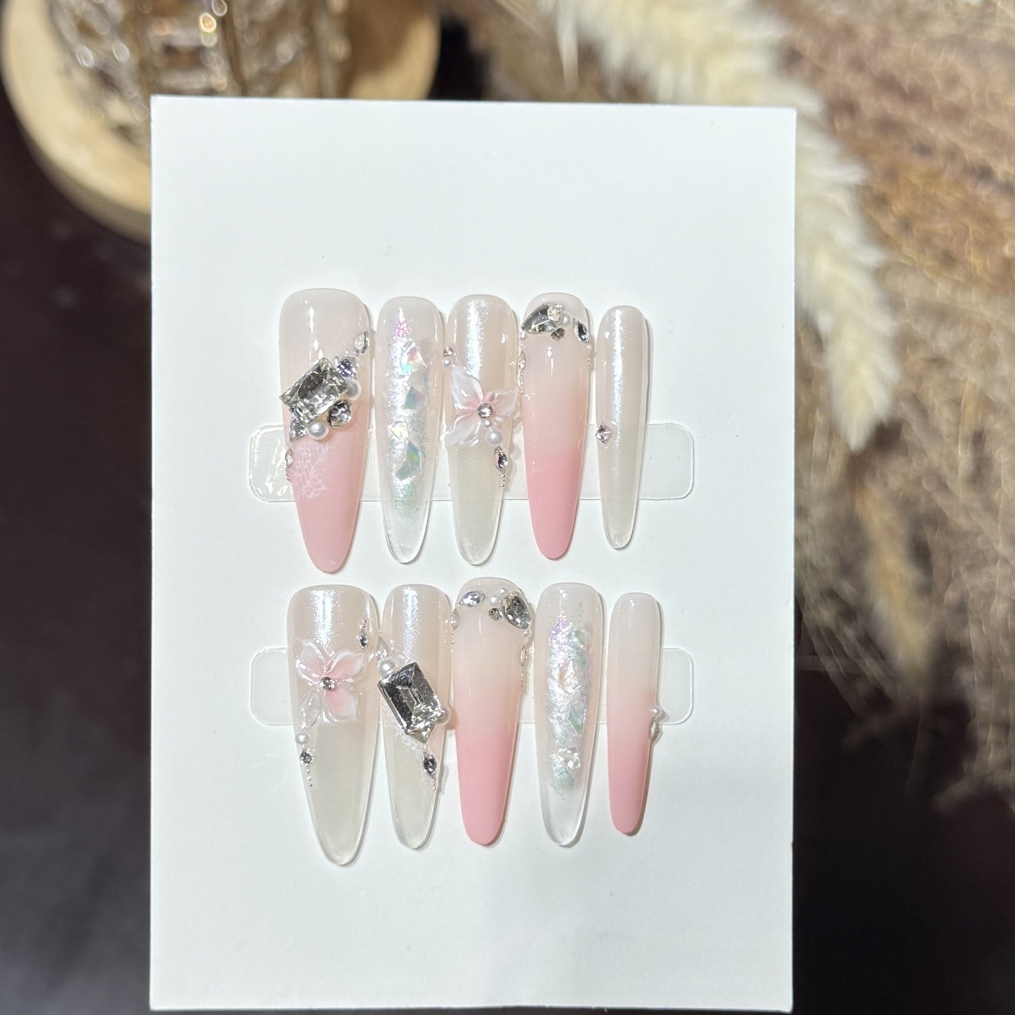 Elegantes Stiletto Press-On Nagelkunst Set mit dekorativen floralen Akzenten Brehn