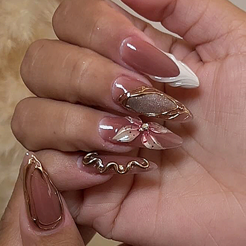 Dekoratives Press-On Nagelkunst Set mit floralen Verzierungen Brehn