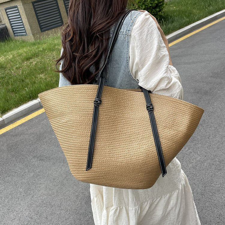 Elegante Strandtasche Aus Geflochtenem Naturmaterial mit Lederakzenten Brehn