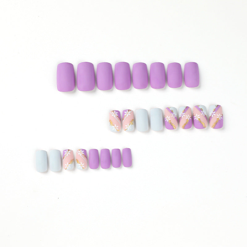 Kunstvolle Nageldesigns mit Blumenmotiv und Glitzerakzenten Brehn