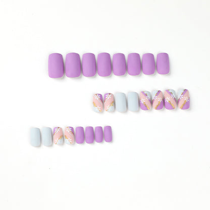 Kunstvolle Nageldesigns mit Blumenmotiv und Glitzerakzenten Brehn