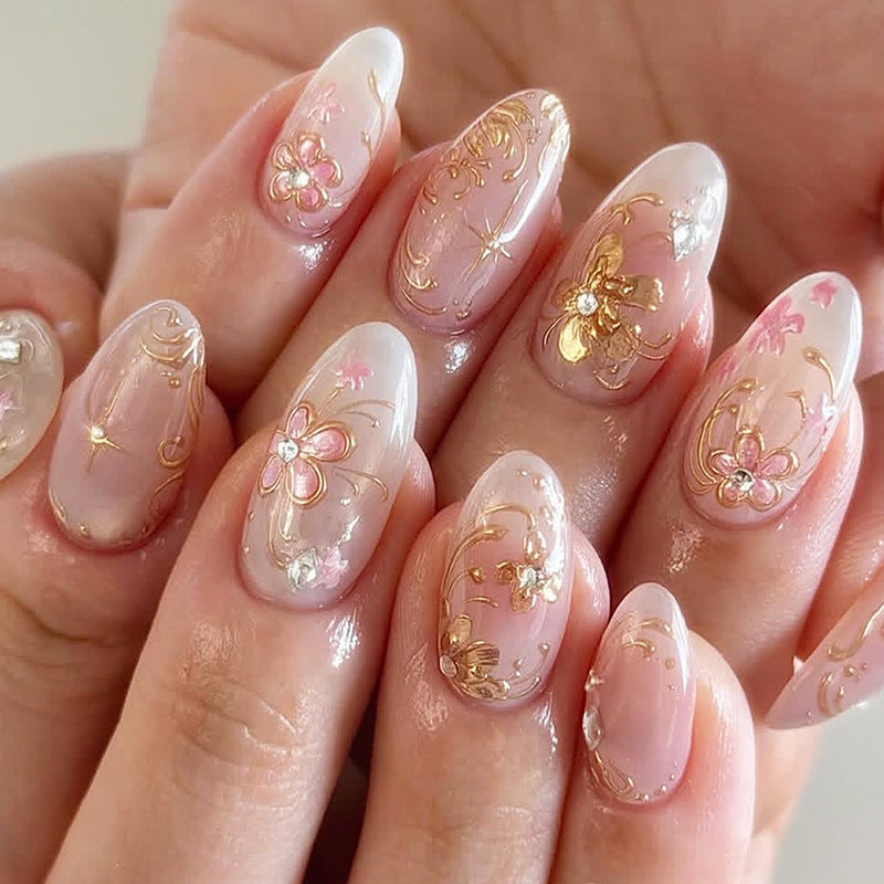 Kunstnagelset mit floralen und goldenen Details Brehn