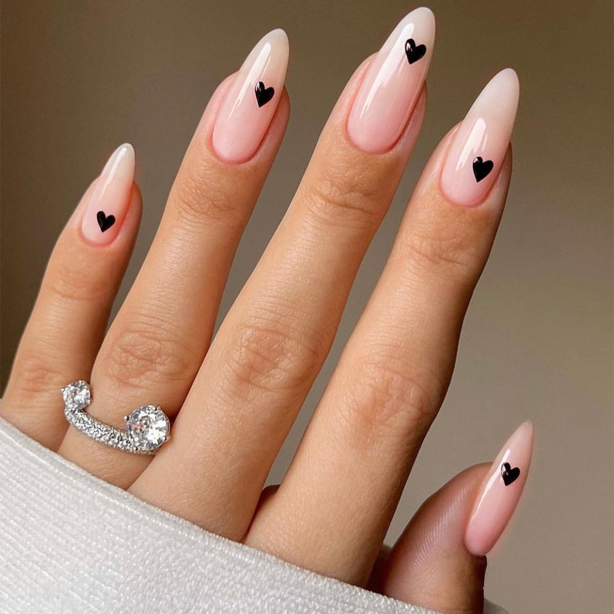Kunstnagelset mit stilvollen Herzdesigns Brehn