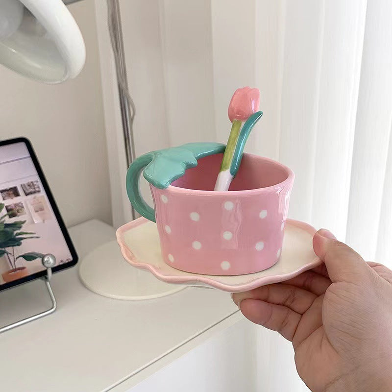 Verspielte Keramiktasse mit geformtem Blätterhenkel, Untertasse und Tulpenlöffel