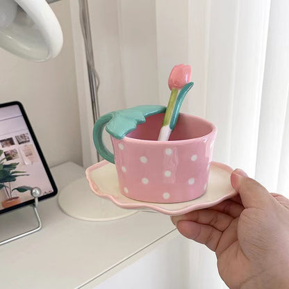 Verspielte Keramiktasse mit geformtem Blätterhenkel, Untertasse und Tulpenlöffel