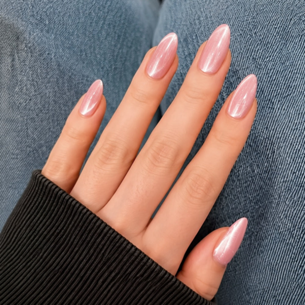 Glamouröse Kunstnägel mit Schimmerndem Effekt und Eleganter Form Brehn