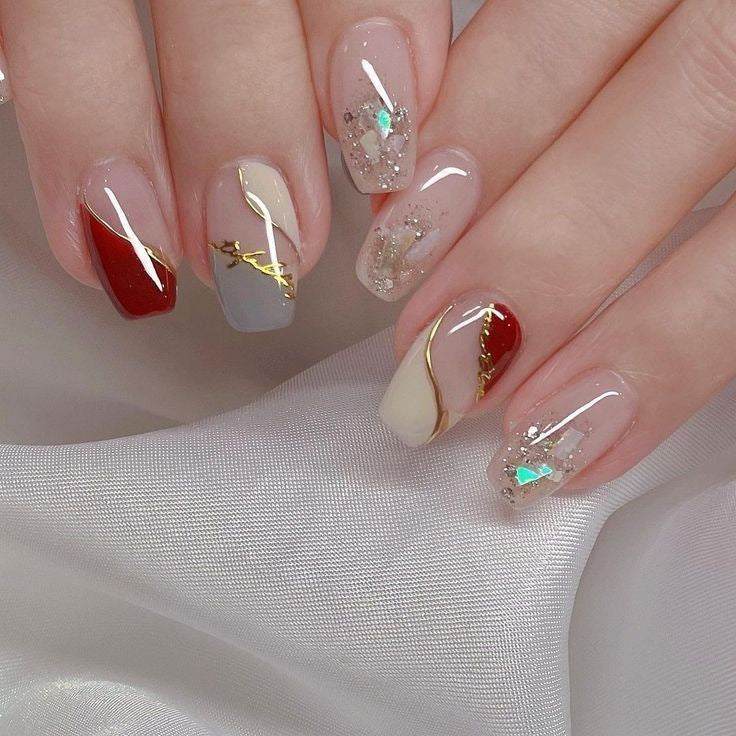 Kunstnägel mit Elegantem Goldmuster Brehn