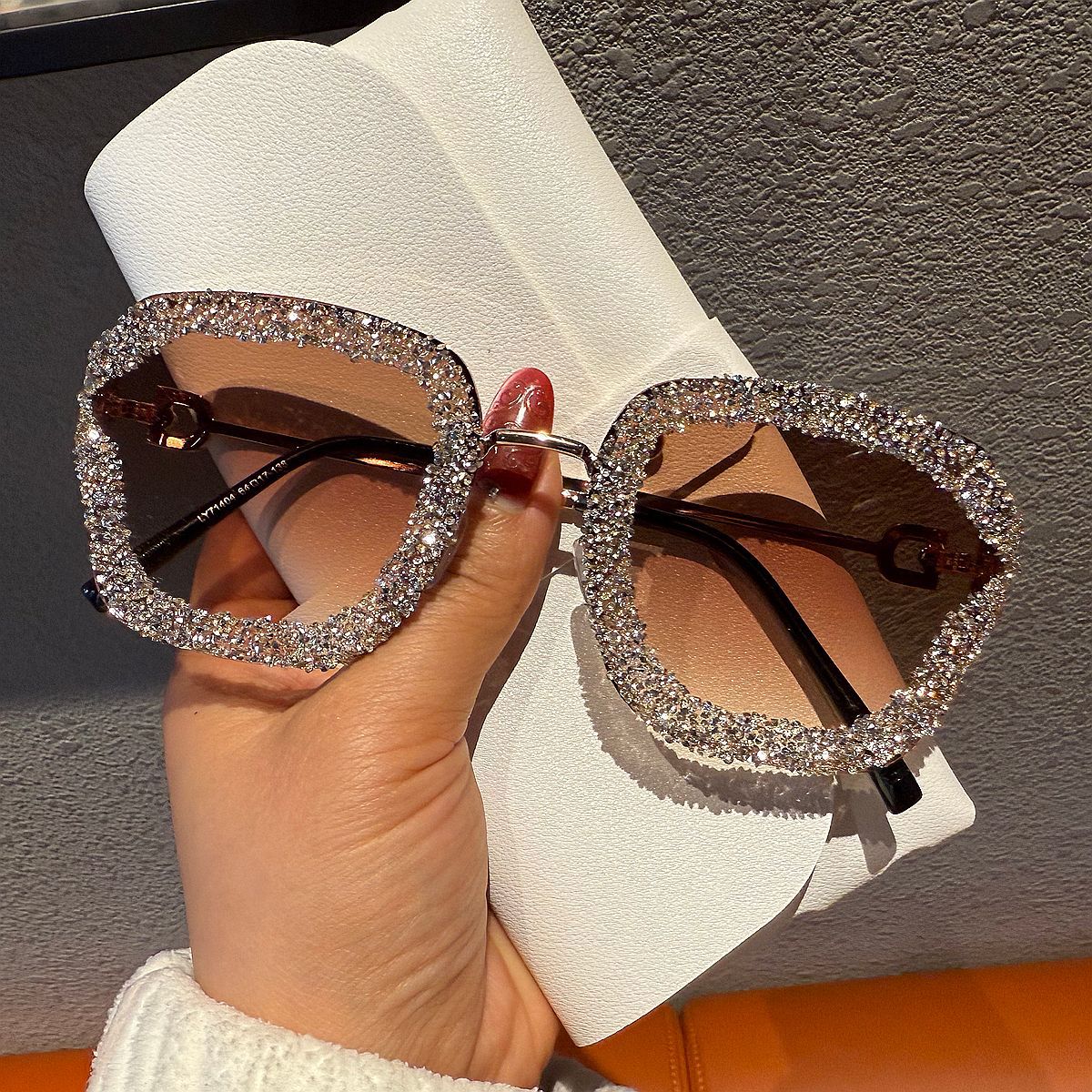 Damen Glamouröse Sonnenbrille mit funkelndem Strassbesatz Brehn