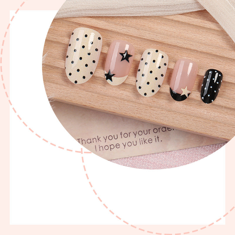 Kreatives Kunstnagelset mit Sternen- und Pünktchen-Design Brehn