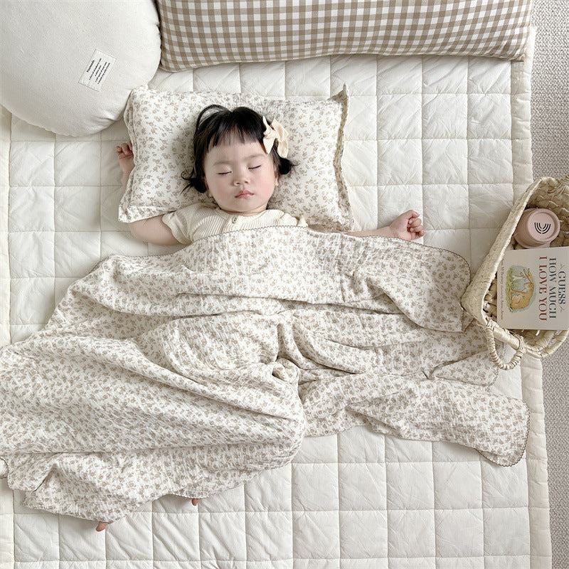 Unisex Musselin-Decke mit zartem Blumendesign und eleganten Rüschen Brehn