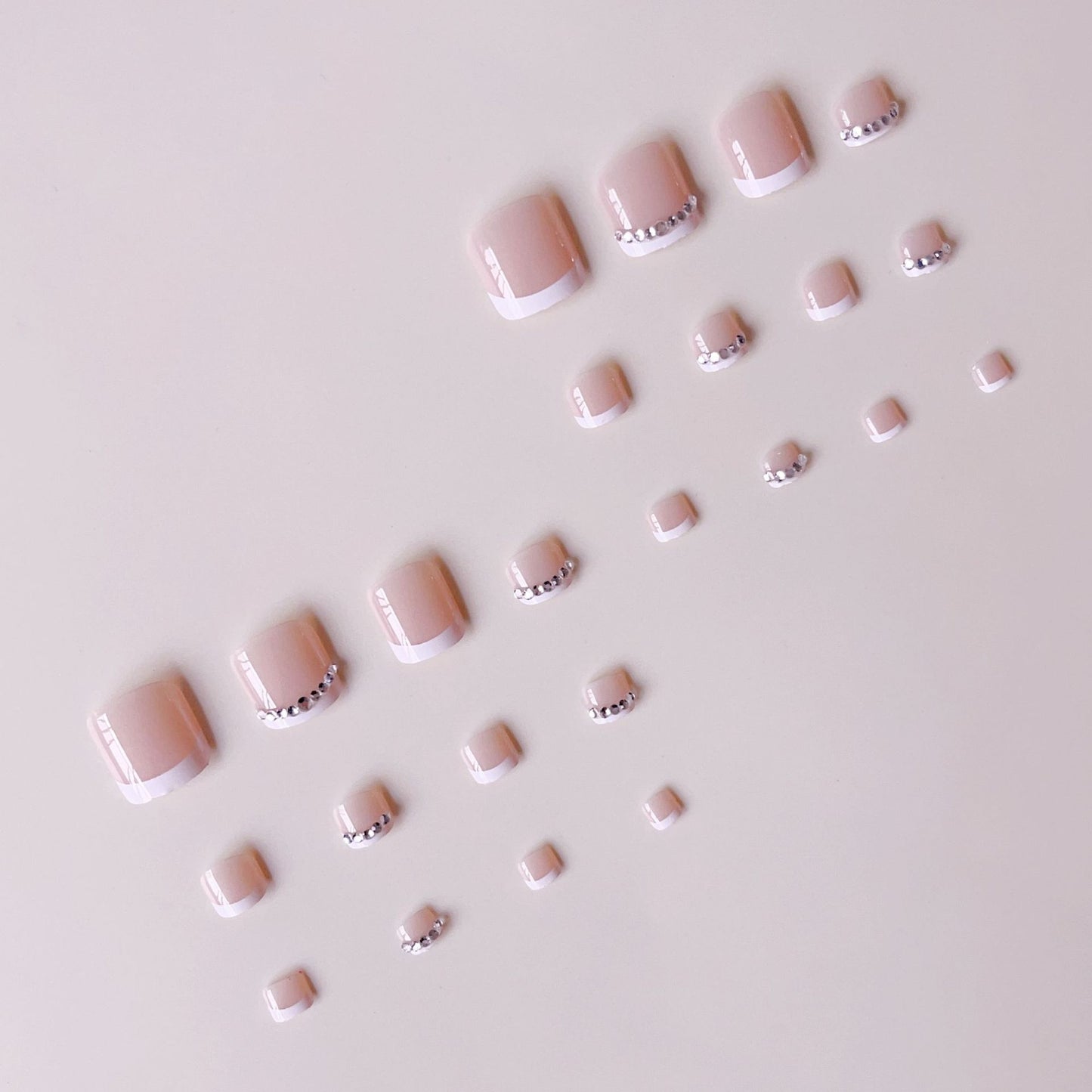 Fußnagelkunstset mit elegantem französischen Design und glitzernden Akzenten Brehn
