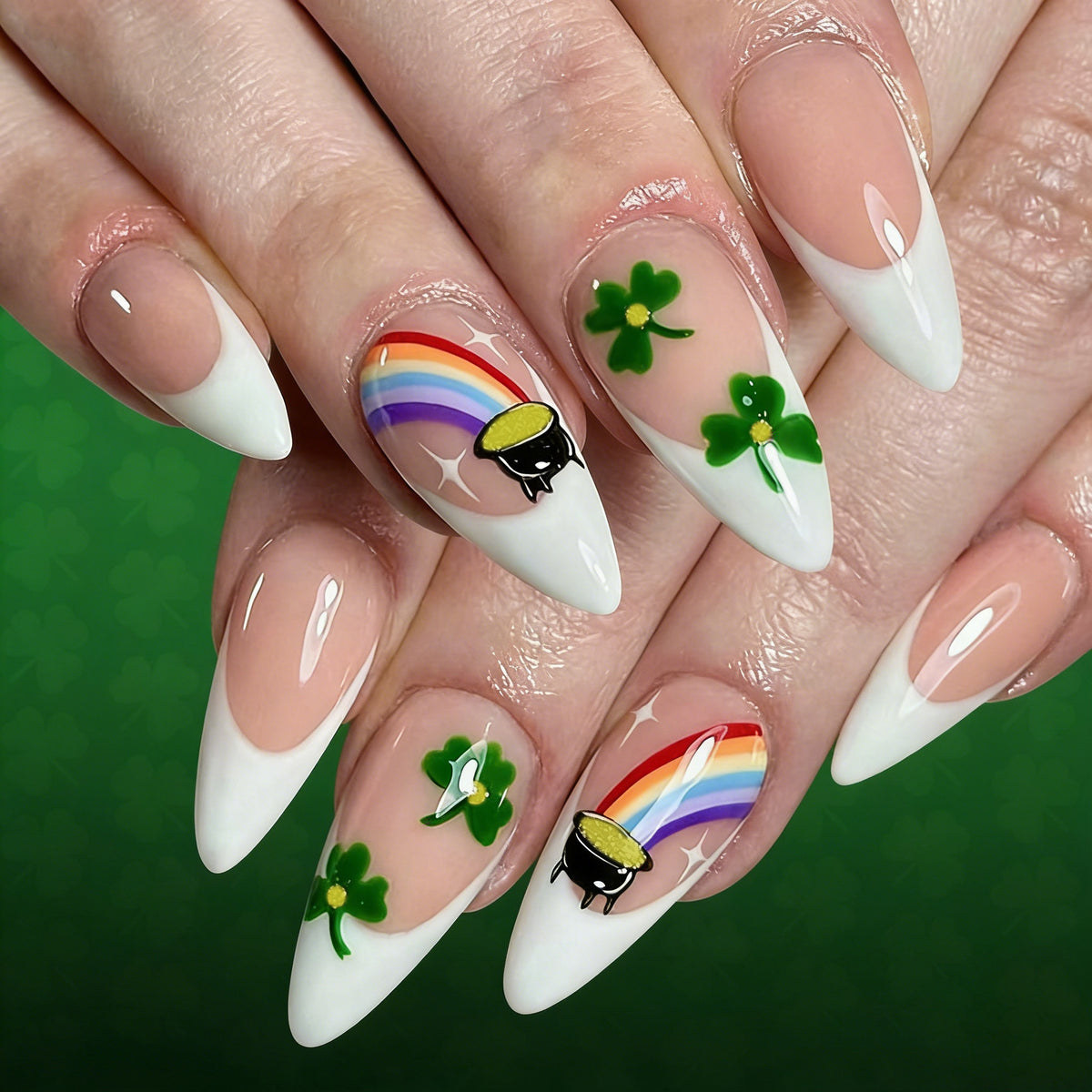 Thematisierte Regenbogen- und Shamrock-Nägel Kunst Brehn