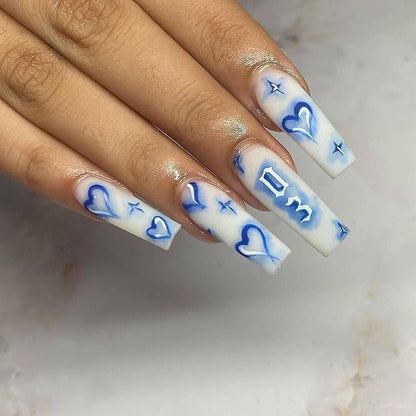 Kunstvolle Nagelverlängerungen mit herzförmigen und modernen Designs Brehn