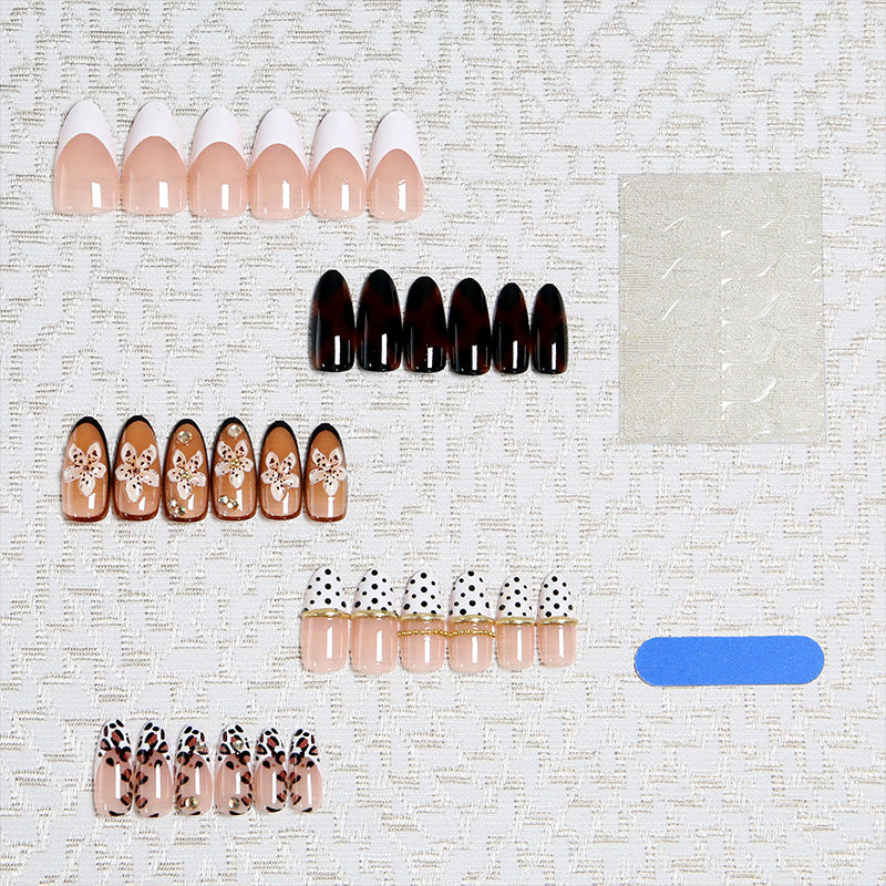 Kunstnagelset mit floralem und glamourösem Design Brehn