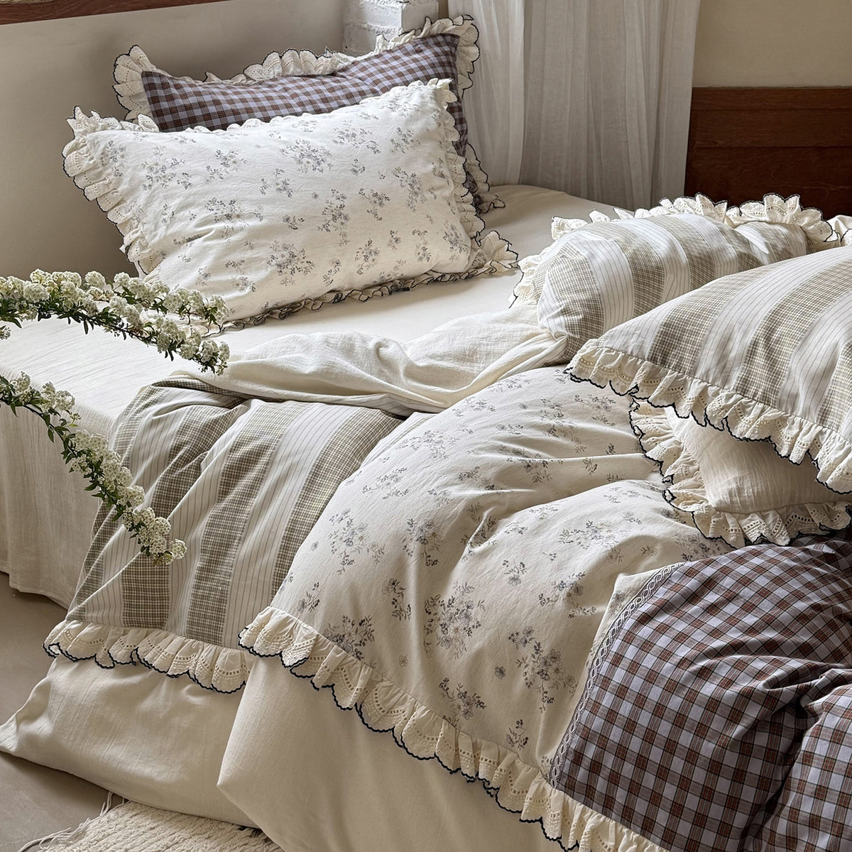 Rüschenaus Spitze-Trim Floral & Streifen Bettbezug Set mit Kissenbezügen