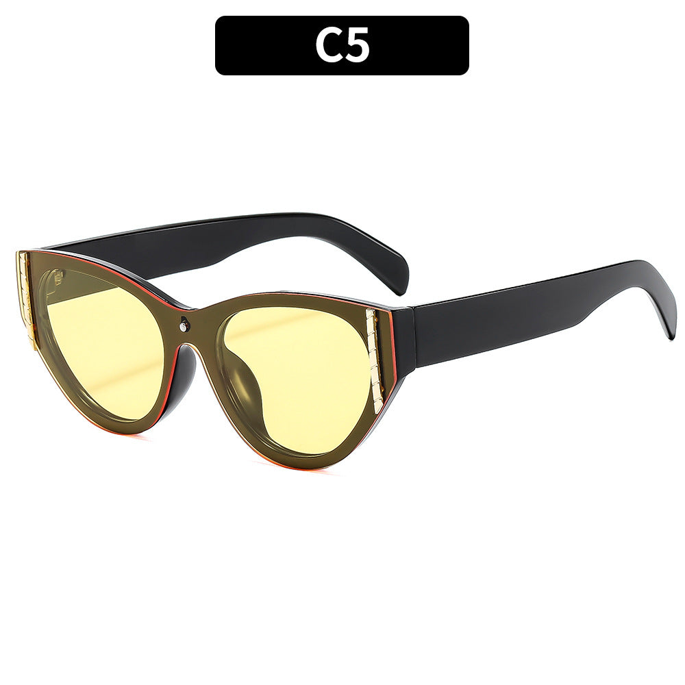 Modische Cat-Eye-Sonnenbrillen mit goldenen Akzenten