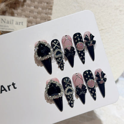 Gothic-inspirierte dekorative Press-On-Nagelkunst