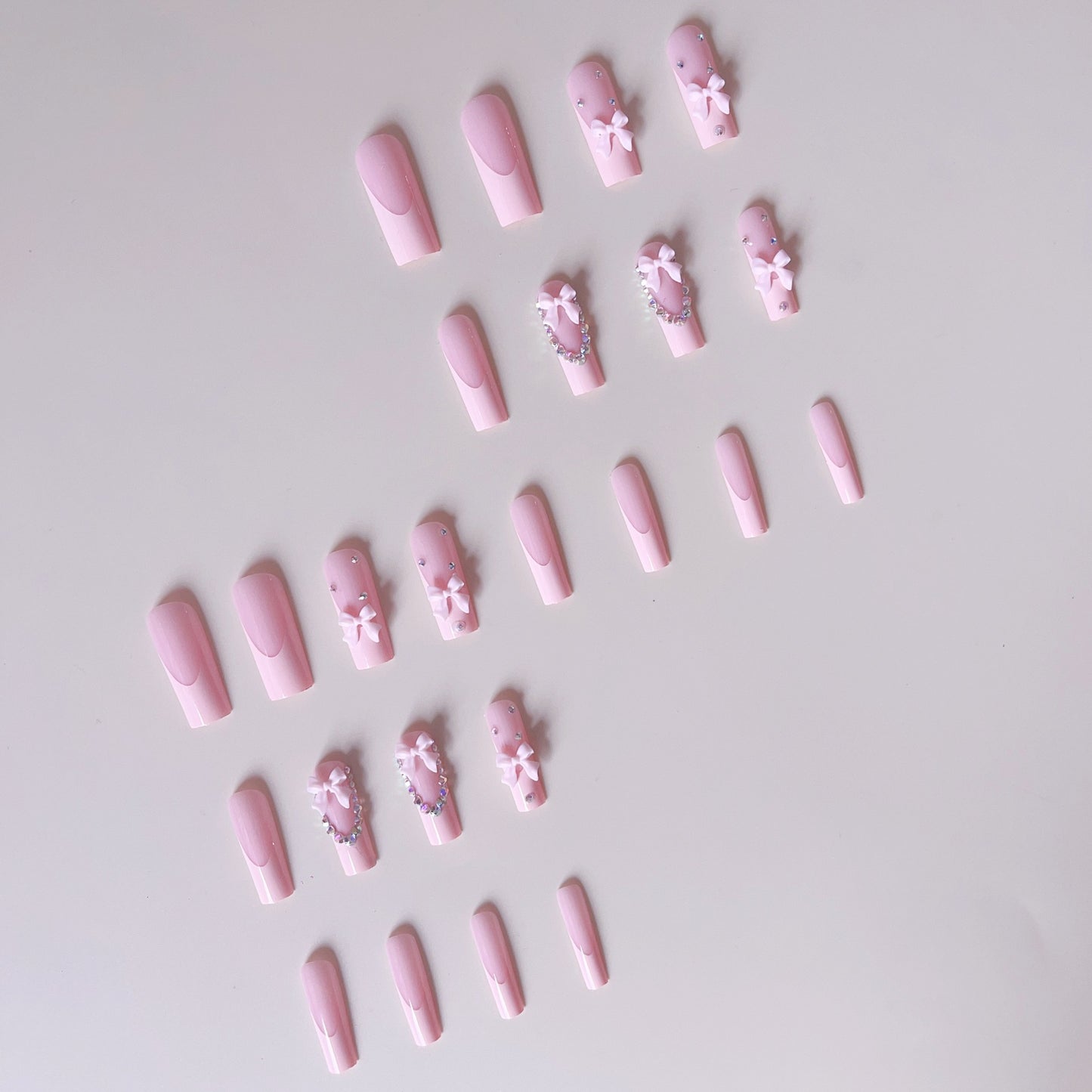 Kunstnagelset mit filigranen Bogenverzierungen und Strassdetails Brehn