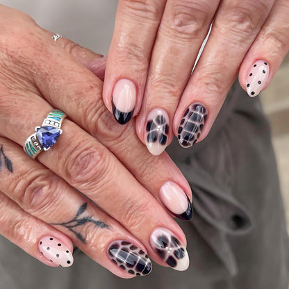 Kunstnagelset mit modernem grafischen Design und eleganten Akzenten Brehn